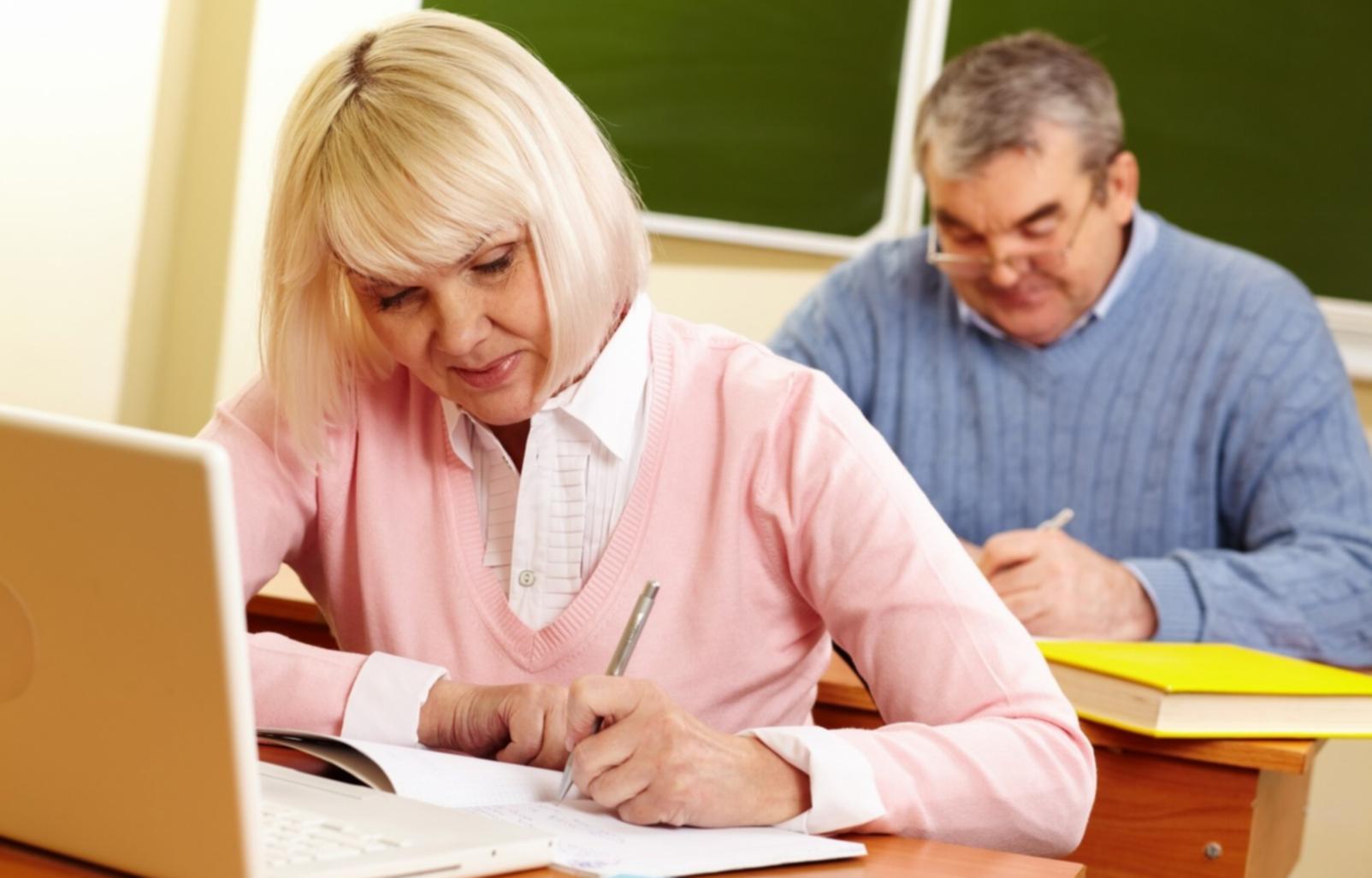 Espacio tranquilo para práctica de yoga con ambiente relajado