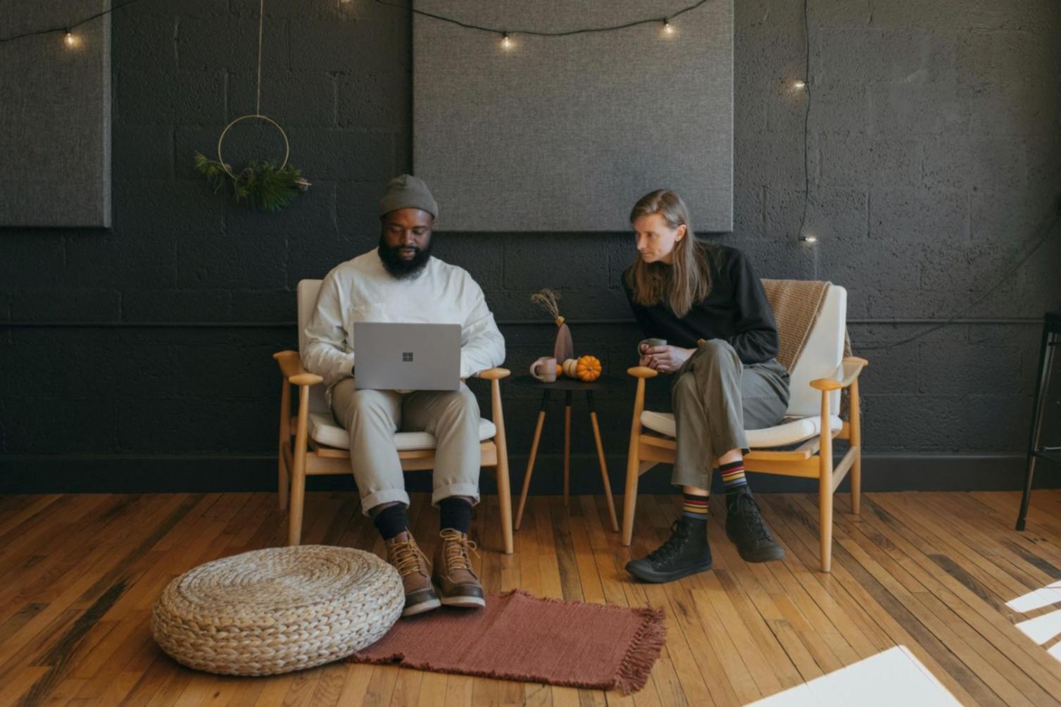 Ambiente de práctica colectiva con atención personalizada y apoyo entre compañeros