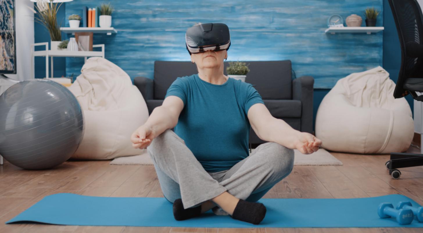 Participantes en sesión grupal de yoga practicando posturas con enfoque consciente