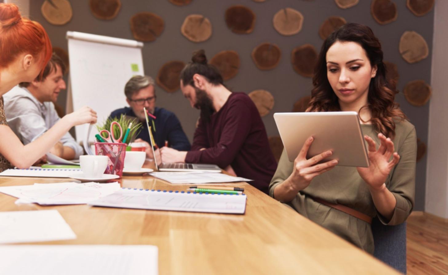 Estudiante practicando posturas de yoga con enfoque y determinación