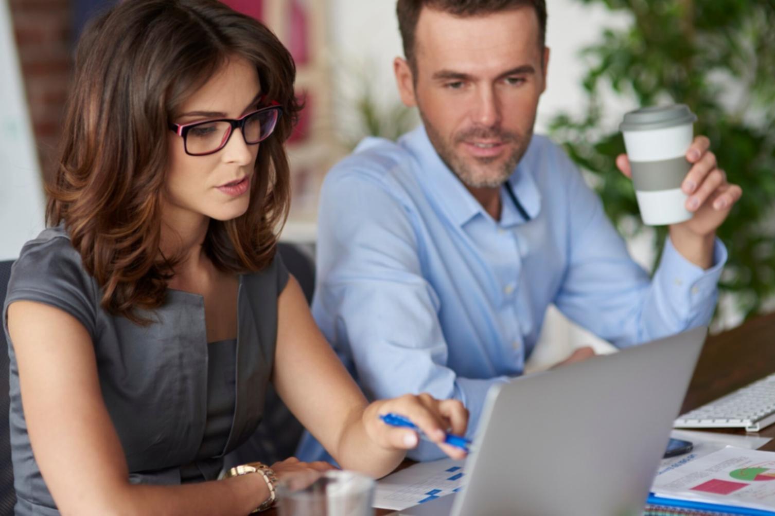 Persona practicando yoga en un ambiente tranquilo y natural