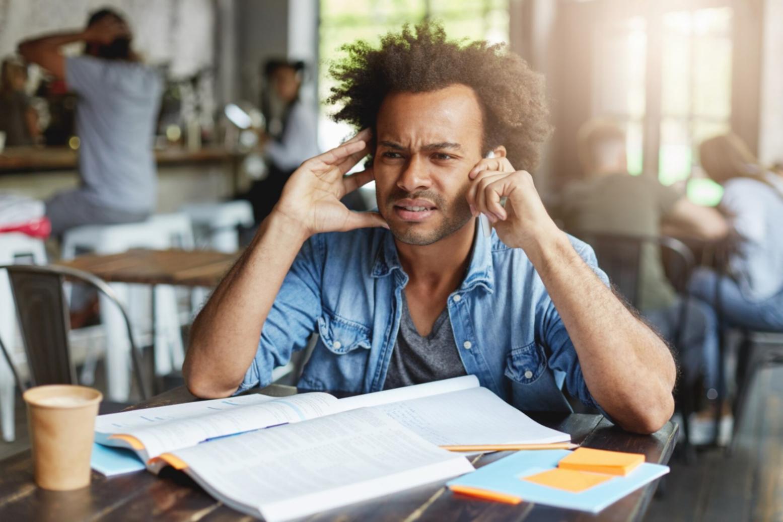 Espacio de práctica de yoga preparado con elementos personalizados