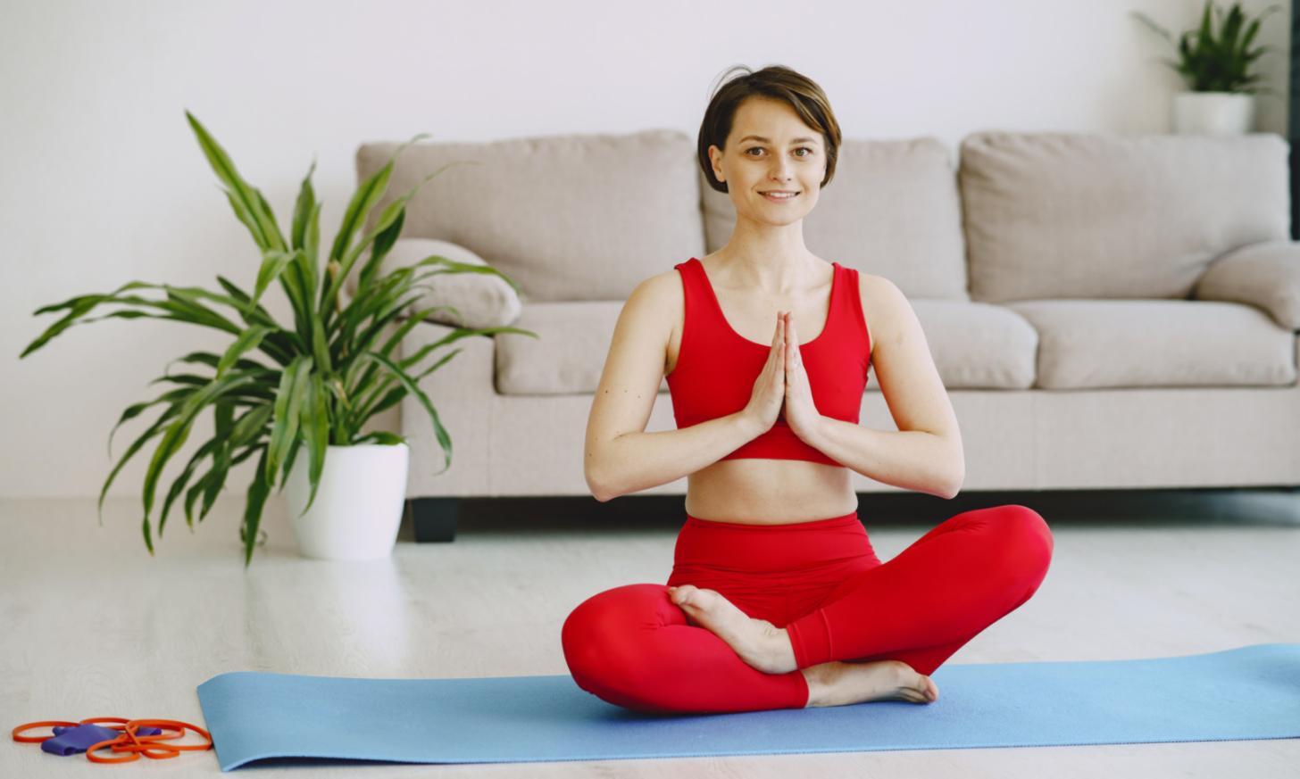 Espacio de práctica de yoga con ambiente tranquilo y acogedor