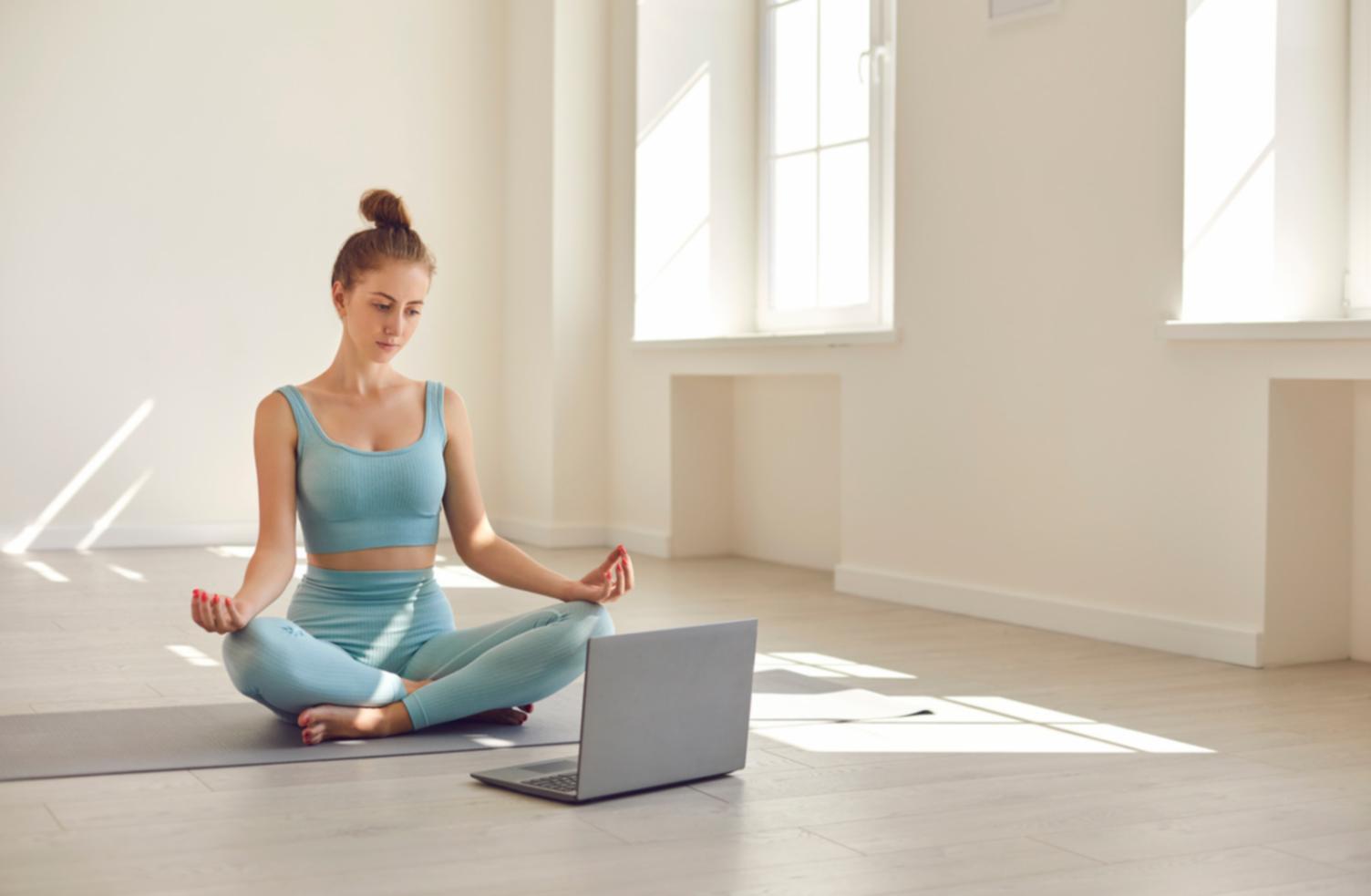 Espacio tranquilo de práctica de yoga con elementos naturales